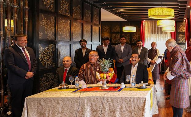 འབྲུག་སླར་འབྱུང་གློག་མེ་ལས་འཛིན་དང་ ཨ་དཱ་ནི་ལས་སྡེ་གཉིས་ཀྱི་བར་ན་ ནུས་ཤུགས་མེ་ག་ཝཊ་༥,༠༠༠ གི་ ལས་འགུལ་གུ་ མཚན་རྟགས་བཀོད་ཡོདཔ།