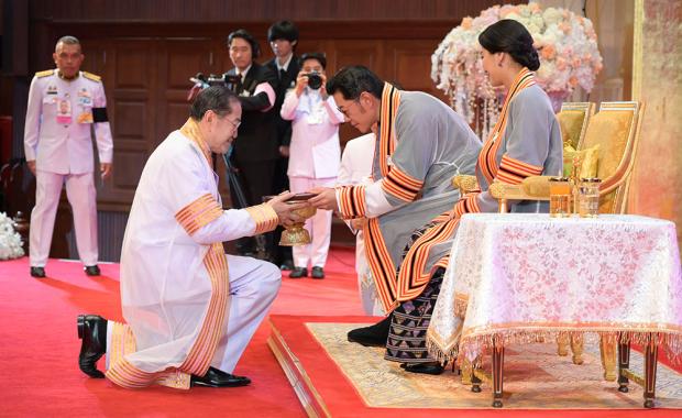 མི་དབང་མངའ་བདག་རིན་པོ་ཆེ་མཆོག་དང་ མི་དབང་རྒྱལ་བཙུན་རྣམ་གཉིས་ལུ་ གཙུག་ལག་གིས་ ཆེ་མཐོའི་ཤེས་ཡོན་ཌོག་ཊོ་རེལ་གྱི་ གཟེངས་བསྟོད་ཕུལ་ཡོདཔ།