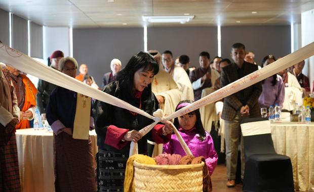 མི་དབང་རྒྱལ་ཡུམ་ ཚེ་རིང་དཔལམོ་དབང་ཕྱུག་མཆོག་གིས་ སྐྱེ་ལྡན་རིགས་སྣ་གསར་པའི་ཐོན་སྐྱེད་ འགོ་འབྱེད་གནང་ཡོདཔ།