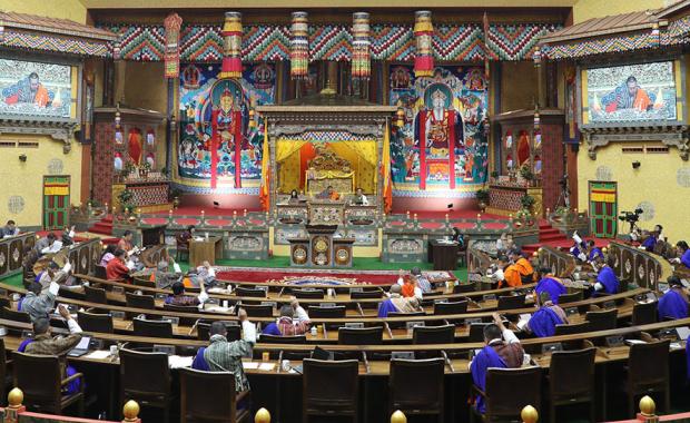 རྒྱལ་ཡོངས་ཚོགས་འདུ་གིས་ ཅ་ཆས་དང་ཞབས་ཏོག་ཁྲལ་ བརྒྱ་ཆ་༥ ཆ་འཇོག།