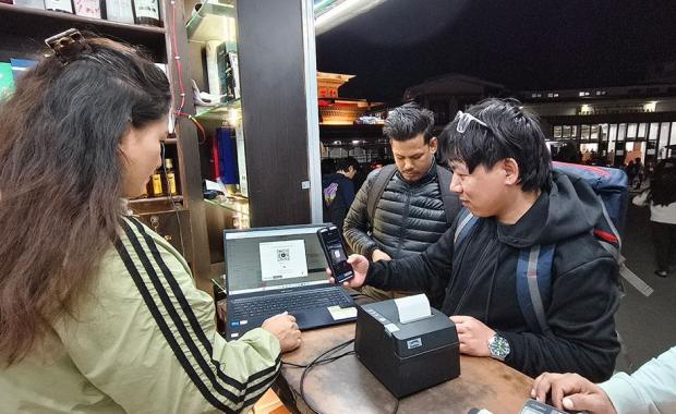 རྒྱལ་གཞུང་དངུལ་ལས་དབང་འཛིན་གྱིས་ བཟའ་ཁང་ཚུ་ལུ་ སྐྱིན་ཚབ་བཏབ་ནིའི་དུས་ ཟླཝ་གཅིག་ཕར་འགྱངས་འབད་ཡོདཔ།