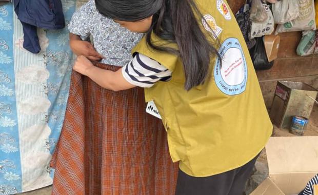 སྤ་རོ་ཤེས་རིག་མཐོ་རིམ་སློབ་གྲྭའི་ སློབ་ཕྲུག་ཚུ་གིས་ རྒན་ཤོས་དང་ དབང་པོ་སྐྱོན་ཅན་ཚུ་གི་ མི་ཚེ་ཡར་དྲག།