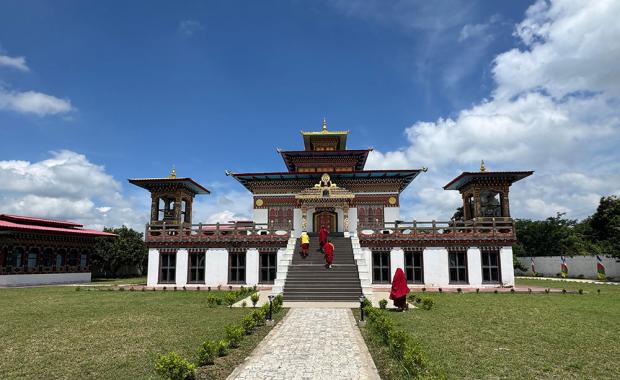 རྒྱལ་པོའི་ཁབ་ཟེར་(རཱཇ་གིར་)ལུ་ གསར་བཞེངས་བསྒྲུབས་མི་ འབྲུག་པའི་ལྷ་ཁང་དེ་ སྤྱི་ཟླ་༩ པའི་ནང་ སྒོ་འབྱེད་གནང་ནི།