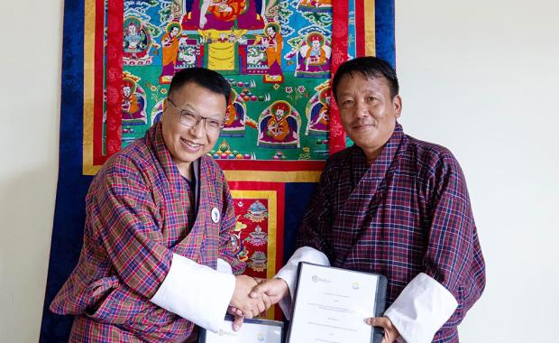 འབྲུག་སླར་འབྱུང་གློག་མེ་ལས་འཛིན་གྱིས་ འཇམ་སྦྱི་ཉི་དྲོད་ལས་འགུལ་གྱི་ ཁག་འབག་ལཱ་ རིག་གསར་བཟོ་སྐྲུན་ལུ་བྱིན་ཡོདཔ།
