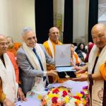 གཞུང་གྲྭ་ཚང་གི་ རྡོ་རྗེ་སློབ་དཔོན་མཆོག་ལུ་ པཎྲིཏ་ཝ་ན་རཏྣ་ཞི་བའི་ གསེར་གྱི་རྟགས་མ་ཕུལ་ཡོདཔ།