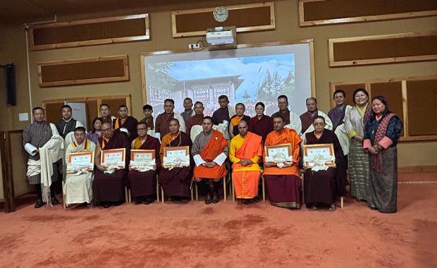 ཀཿཐོག་འོད་གསལ་བསམ་གཏན་གླིང་དགོན་སྡེ་གིས་ མི་སྡེ་ལུ་ ཞབས་ཏོག་ཞུ་བའི་གཟེངས་བསྟོད་ཐོབ་ཡོདཔ།