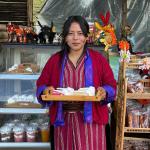 ལ་མཐོ་སའི་ ས་གནས་ནང་ ན་གཞོན་ཅིག་གིས་ མངར་ཟས་ཀྱི་ ཚོང་འབྲེལ་འཐབ་ནི་ འགོ་བཙུགས་ཡོདཔ།