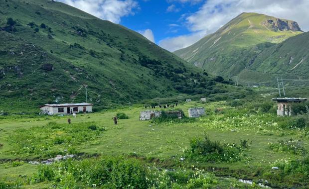 ལ་མཐོ་སའི་མི་སྡེ་ཚུ་ལུ་ གཞི་རྟེན་མཐུན་རྐྱེན་དང་ སྡོད་སྒར་གསརཔ་རྐྱབ་མི་གིས་ ལྟ་བཤལཔ་མངམ་འོང་ནིའི་རེ་བ།