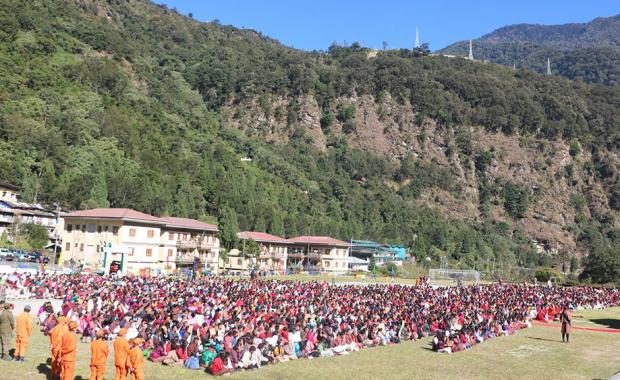 རྗེ་མཁན་རིན་པོ་ཆེ་མཆོག་གིས་ ཆུ་ཁ་ལུ་ གནས་ཁང་ཅིག་ རབ་གནས་གནང་ཡོདཔ།