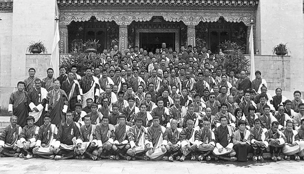 King places his crown in the people’s hands