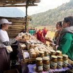 ན་གཞོན་ཚོང་འབྲེལ་འཐབ་མི་གིས་ གྲོང་གསེབ་ཀྱི་ཐོན་སྐྱེད་ ཁ་ཟས་བཟོ་སྦྱོར་འབད་དོ་ཡོདཔ།