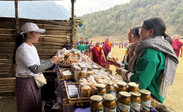 ན་གཞོན་ཚོང་འབྲེལ་འཐབ་མི་གིས་ གྲོང་གསེབ་ཀྱི་ཐོན་སྐྱེད་ ཁ་ཟས་བཟོ་སྦྱོར་འབད་དོ་ཡོདཔ།