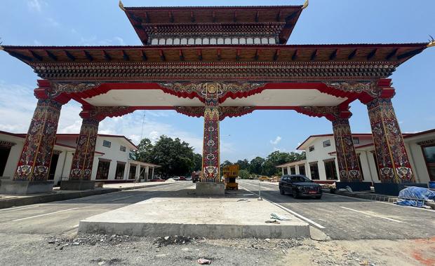 དགེ་ལེགས་ཕུག་ལུ་ དེང་སང་གི་འགེགས་སྲུང་སྒོ་ར་ གསརཔ་བཟོ་སྐྲུན་འབད་མི་དེ་ བསྒྲུབ་རན་ཁར་ལྷོད་ཡོདཔ།