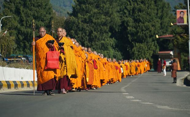 ཨ་ནེམ་ཚུ་གིས་ བསོད་སྙོམས་ཞུ་ཐོག་ལས་ རྒྱལ་རབས་ཅན་གྱི་ དགེ་སློང་མའི་སྡོམ་པའི་ལས་རིམ་མཇུག་བསྡུ་ཡོདཔ།