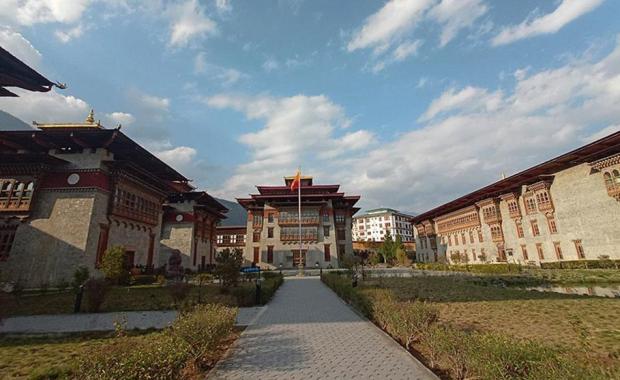ཆེ་མཐོ་ཁྲིམས་འདུན་གྱིས་ འབྲུག་གི་གླུ་གཞས་འགྲན་བསྡུར་འགོ་འདྲེན་འཐབ་མི་ལུ་ དངུལ་ཀྲམ་ས་ཡ་༢.༦ དྲག་ཤོས་ཐོན་མི་ཚུ་ལུ་ སྤྲོད་དགོཔ་སྦེ་ བཀའ་གནང་ཡོདཔ།