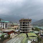 ཁྲོམ་ཁར་སྡོད་མི་ཚུ་ལུ་ ཁང་གླ་ཡར་སེང་དང་ སྡོད་ཁྱིམ་ལང་མ་ཚུགས་པའི་ དཀའ་ངལ་དང་གདོང་ལེན།