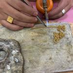 གསེར་གྱི་གོང་ཚད་ མར་བབས་འགྱོ་དོ་ཡོདཔ།