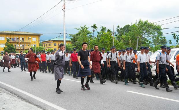 མི་དབང་མངའ་ཞབས་མཆོག་གིས་ དགེ་ལེགས་ཕུན་དྲན་ཤེས་ཁྲོམ་ཚོགས་གོང་འཕེལ་དོན་ལུ་ མི་མང་ཁས་བླངས་པ་དང་ ལྷན་བཞུགས།