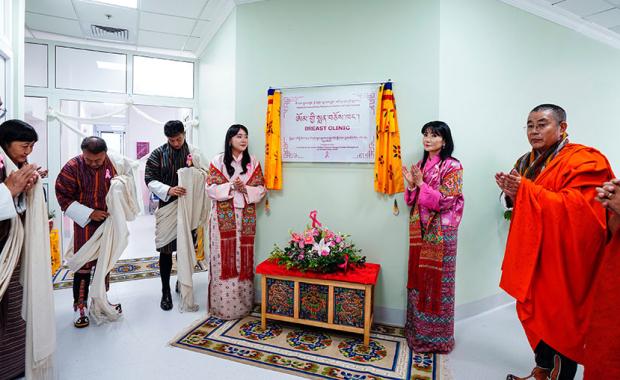 མི་དབང་རྒྱལ་ཡུམ་སངས་རྒྱས་ཆོས་སྒྲོན་དབང་ཕྱུག་མཆོག་གིས་ ཨོམ་གྱི་ཀེན་སར་གྱི་ སྨན་ཁང་ འགོ་འབྱེད་གནང་ཡོདཔ།