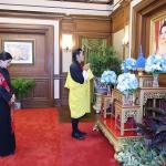 ཐའེ་གི་རྒྱལ་ཡུམ་གཤགས་མི་ལུ་ མི་དབང་རྒྱལ་བཙུན་རྣམ་གཉིས་ཀྱིས་ གུས་བཏུད་གནང་ཡོདཔ།