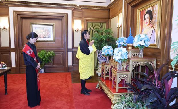 ཐའེ་གི་རྒྱལ་ཡུམ་གཤགས་མི་ལུ་ མི་དབང་རྒྱལ་བཙུན་རྣམ་གཉིས་ཀྱིས་ གུས་བཏུད་གནང་ཡོདཔ།