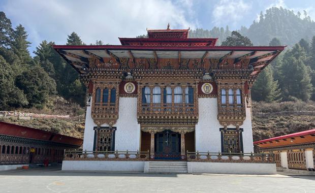 དབང་འདུས་ རྡོ་ལུང་དགོན་པ་ལུ་ ནང་རྟེན་འགངས་ཅན་ཚུ་ ལེ་ཤ་ཡོདཔ།