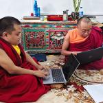 སྤུན་ཆ་གཉིས་ཀྱིས་ ཌི་ཇི་ཊལ་ལག་ཆས་ཀྱི་སྒོ་ལས་ མདུན་སྐྱོད་འབད་དོ་ཡོདཔ།