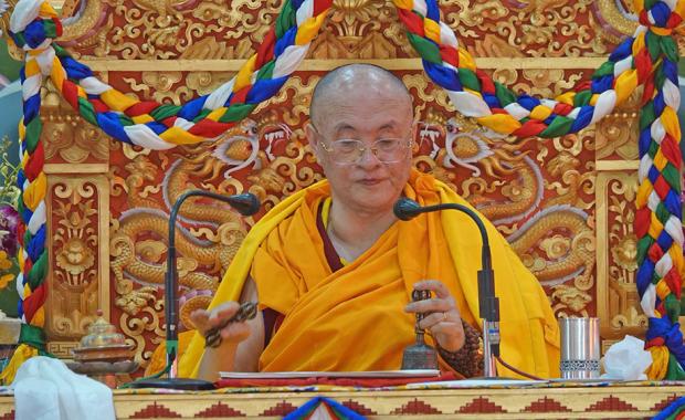 རྒྱལ་པོའི་ཁབ་ལུ་ སྨོན་ལམ་ཆེན་མོ་འཚོགས་སར་ དད་ཅན་སྟོང་ཕྲག་ལས་བཅད་དེ་ འཛོམས་ཡོདཔ།