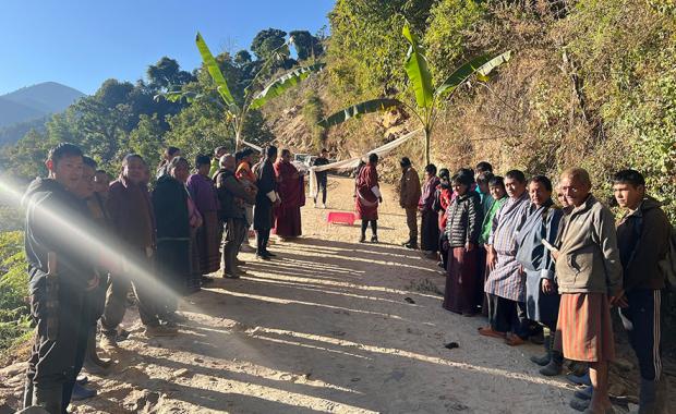 གསེར་སྤང་དང་ ཨའུ་མཚོ་བར་ན་ འཁོར་ལམ་བསལ་ནིའི་དོན་ལུ་ ཁ་གསལ་ལས་འགུལ་སྙན་ཞུའི་ ལཱ་འགོ་བཙུགས་ཡོདཔ།