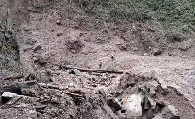 སྤུ་ན་ཁ་དང་ དགའ་ས་རྫོང་ཁག་བར་ནའི་ གཞུང་ལམ་ཆད་དེ་ འགྲོ་འགྲུལ་འབད་མ་ཚུགས་པར་ ལུས་ཡོདཔ།