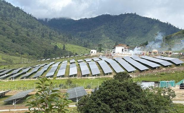 འབྲུག་ལུ་ ཉི་དྲོད་འཕྲུལ་ཁང་ སྦོམ་ཤོས་ཅིག་ཨིན་མི་ལས་ ནུས་ཤུགས་ཐོན་སྐྱེད་འབད་ནི་ འགོ་བཙུགས་ཡོདཔ།