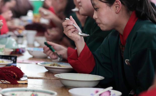 གཞུང་གིས་ ཟས་བཅུད་གནད་དོན་གྱི་དཀའ་ངལ་ སེལ་ཐབས་ལུ་ སློབ་ཕྲུག་གི་ ལྟོ་འཐུས་ཡར་སེང་།