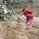 མོང་སྒར་ཐང་རོང་གི་སོ་ནམ་པ་ཚུ་ལུ་  ས་ཆ་ཐང་བཟོ་ནི་གི་ ལས་འགུལ་གྲོགས་རམ་ཐོབ་ཡོདཔ།