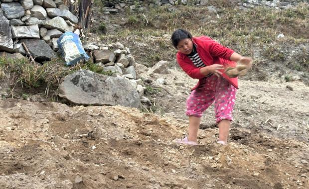 མོང་སྒར་ཐང་རོང་གི་སོ་ནམ་པ་ཚུ་ལུ་  ས་ཆ་ཐང་བཟོ་ནི་གི་ ལས་འགུལ་གྲོགས་རམ་ཐོབ་ཡོདཔ།