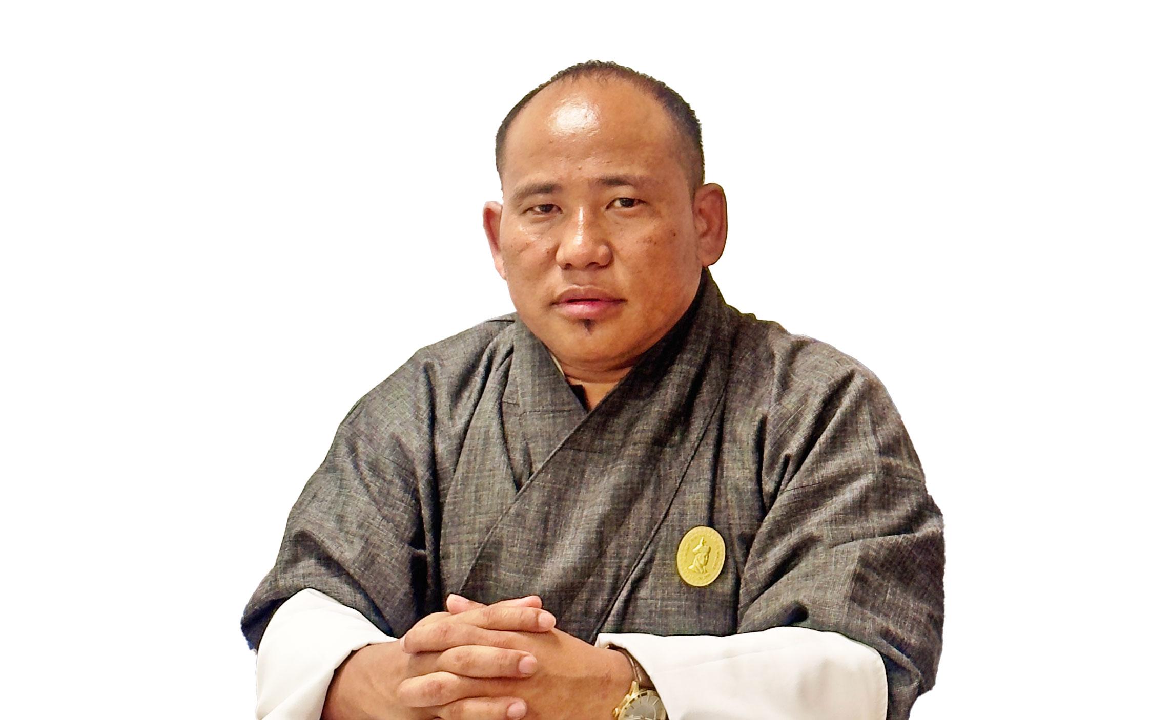 What happened to the once bustling businesses in Phuentsholing?