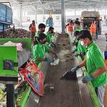Students spend vacation sorting trash