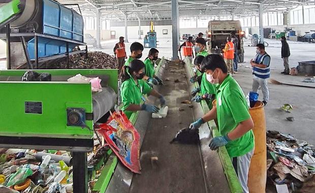 Students spend vacation sorting trash