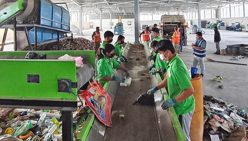 Students spend vacation sorting trash