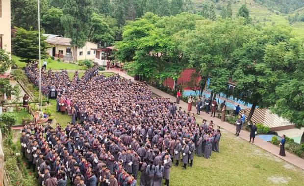 གཞུང་གི་ སློབ་གཉེར་གྲོགས་རམ་ ཕྱེད་ཀ་མ་ལངམ་ཅིག་ སྒེར་གྱི་སློབ་གྲྭ་ཚུ་གིས་ཐོབ་ཡོདཔ།