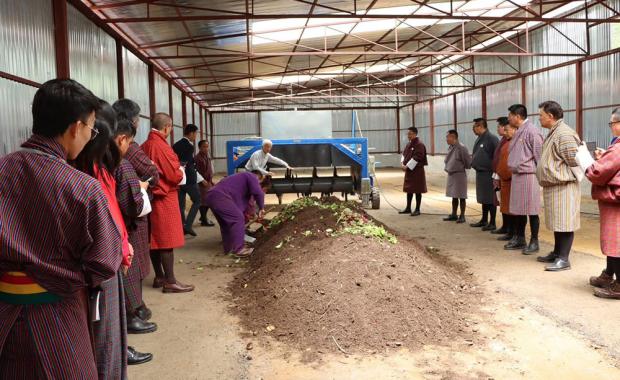 ཐིམ་ཕུག་ཁྲོམ་སྡེ་གིས་ རུལ་བཏུབ་པའི་ཕྱགས་སྙིགས་བསྐྱར་བཟོ་ འཕྲུལ་ཁང་དང་པ་ འགོ་འབྱེད་འབད་ཡོདཔ།