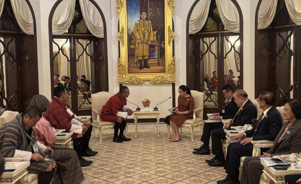 འབྲུག་གི་ བློན་ཆེན་གྱིས་ ཐའེ་ལེནཌ་གི་ བློན་ཆེན་དང་གཅིག་ཁར་ཕྱད་ཡོདཔ།