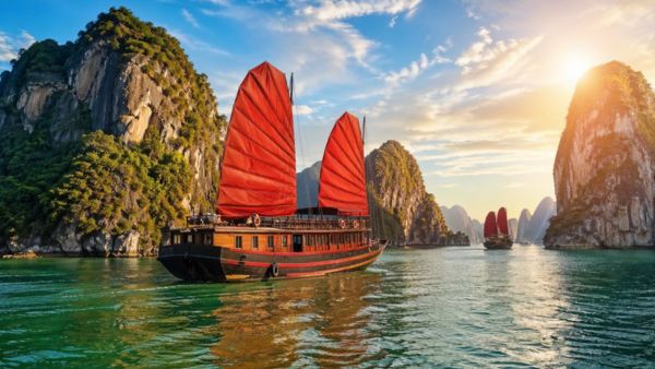 Quang Ninh Launches Red Sail Tours to Boost Ha Long Bay Tourism