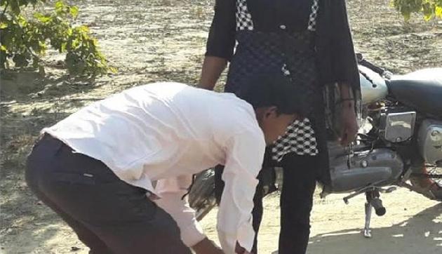 लड़की ने की मनचले की पिटाई, फिर पांव पकड़वाकर माफी मंगवाई