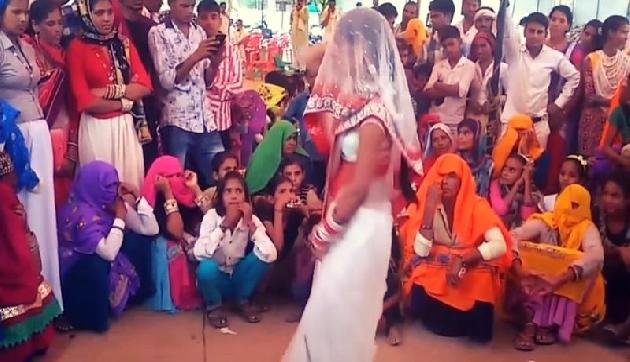 वायरल हो रहा है सफेद साड़ी पहने भाभी जी का डांस वायरल हो रहा है सफेद साड़ी पहने भाभी जी का डांस