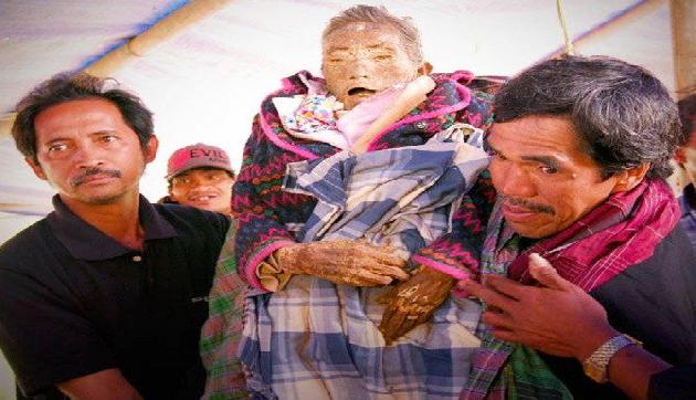 12 साल से मुर्दे के साथ रह रही है यह फैमिली, मानती हैं उनको जिंदा