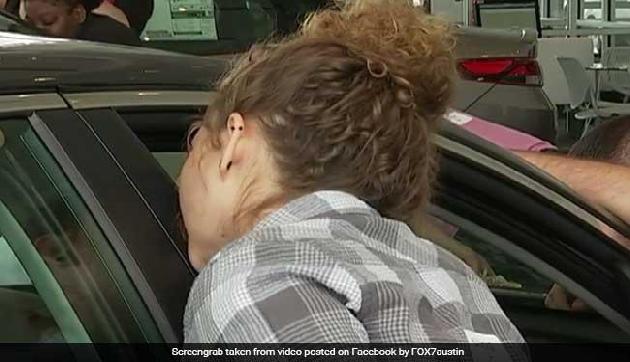 वाह! महिला ने किया KISS, बदले में मिली चमचमाती कार