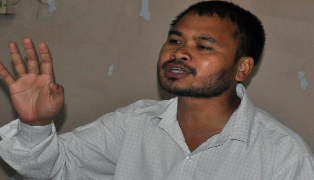 मोदी को हिमालय जाने की सलाह देने वाले के साथ अखिल गोगोई मोदी को हिमालय जाने की सलाह देने वाले के साथ अखिल गोगोई