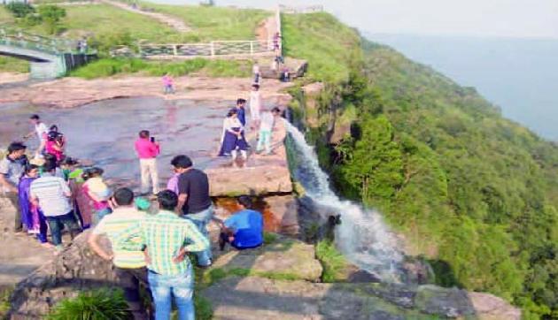 मेघालय : सेल्फी के चक्कर में जान जोखिम में डालते पर्यटक