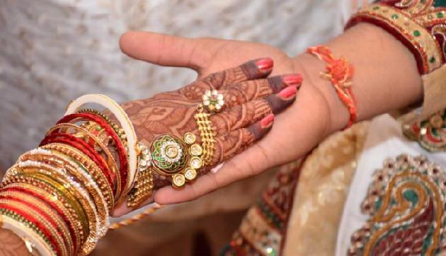 मुस्लिम युवती से शादी करने पर पंचायत ने युवक को गांव छोडऩे का दिया आदेश मुस्लिम युवती से शादी करने पर पंचायत ने युवक को गांव छोडऩे का दिया आदेश