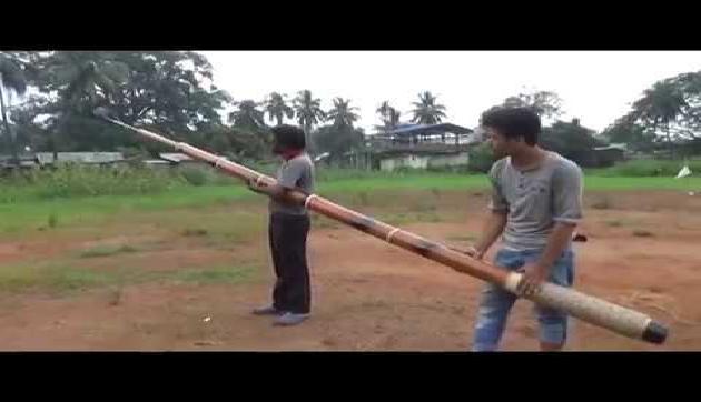 असम के लड़कों का कमाल, बांस से बना डाली दुनिया की सबसे लंबी सेल्फी स्टिक!